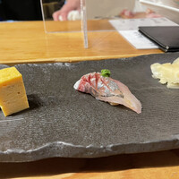 秀徳 2号店 - 鯵を浅葱と生姜搾り汁で。ニンニクは使ってないのにほのかに香る不思議な味付け。