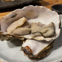秀徳 2号店 - オススメされた大きな生牡蠣。ぷっくりとして濃厚な旨味が最高
