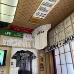 野球食堂グランドスラム - 店内2 ユニフォームの裏の色紙は甲子園常連校