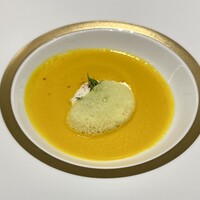 TATERU YOSHINO - 道産春人参のクレーム ターメリックのフォーム鶏のクネルと共に