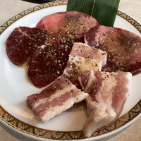 馬車道 de 焼肉 DOURAKU CORRIDA 北仲ブリック＆ホワイト店 - 上ランチコースの肉、左から時計回りにハラミ、上タン、三元豚
