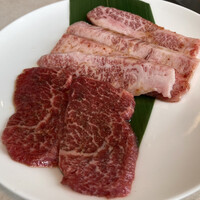 馬車道 de 焼肉 DOURAKU CORRIDA 北仲ブリック＆ホワイト店 - 上ランチコースの肉、奥: ブリスケ、手前: 和牛ロース