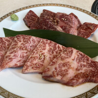 馬車道 de 焼肉 DOURAKU CORRIDA 北仲ブリック＆ホワイト店 - 手前: ザブトン(100g)2100円、奥: カイノミ1180円