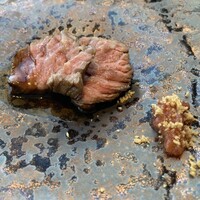 RISTORANTE E'VOLTA Unico Polo - Secondo: 和牛肩ロース炭焼き ルバームジャム カルダモンクランブル
