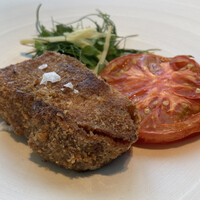 RISTORANTE E'VOLTA Unico Polo - Secondo: メカジキカツレツ トマトオーブン焼き 生姜とハーブのサラダ