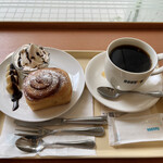 Dotoru Kohi Shoppu - ホットコーヒーとシナモンロール♪