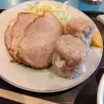 やじ満 - 大ぶりの焼売に脂身ほとんどついてない焼豚。