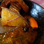 スープカリー 藍色 - サツマイモ。紫キャベツの千切りが。