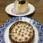 ツマガリ - この前からレモンパイ食べたいなーと思ってたので見つけて即注文しました。手前レモンパイ　奥はこれまた定番のツマガリチーズケーキ。