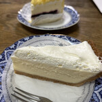 ツマガリ - 手前。ナチュラルチーズケーキ。これもだいぶ前からある。甘さ控えめのフレッシュチーズケーキです。奥は昔からの定番ミモレット。