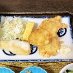 かき料理 かき友 - 海老フライが２匹と白身フライと玉子焼き