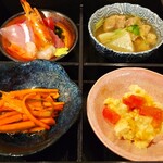 麺とおばんざいとお酒のお店 佳什 - ぜいたくお重と豚汁定食 1200円、「本マグロ入りお刺し身盛合せ」と「おばんざい3種」になります