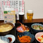 麺とおばんざいとお酒のお店 佳什 - ぜいたくお重と豚汁定食 1200円、ランチビール 300円、内容は「本マグロ入りお刺し身盛合せ」「おばんざい3種」「大盛豚汁」に「ごはん」が付きます