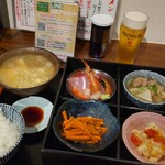 麺とおばんざいとお酒のお店 佳什 - ぜいたくお重と豚汁定食 1200円、ランチビール 300円、内容は「本マグロ入りお刺し身盛合せ」「おばんざい3種」「大盛豚汁」に「ごはん」が付きます