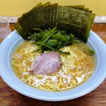 家系ラーメン まこと家 - ラーメン（かため）［900円］、中盛［100円］、のり増［100円］、くきわかめ［200円］