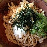 同僚の頼んだ冷やしたぬきそば＠８００円