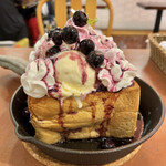 フレンチトースト&パンケーキ専門店 ワンズ・ハウス 本町 - 特撰ボックス型ブルーベリーとチーズホイップの融合フレンチトースト/1,800円♪