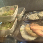 喰らう処 Donpei - ガラスケースケースに並ぶ料理