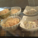 喰らう処 Donpei - ガラスケースに並ぶ小鉢