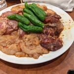 炭火焼肉 ホルモン会館 - モリモリ盛られた大皿ホルモン皆でどんどん食べなきゃ☆