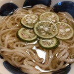 にし家 - すだちのおうどん　細麺でコシが強め