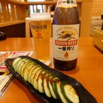 シーズダイニング - ピリ辛きゅうり(290円)瓶ビール(630円)