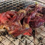 黒毛和牛一頭買い 焼肉行徳苑 - あまりにデカすぎて…
            半分に切って網に乗せた