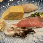 鮨処藤 - ・一の皿 ⒈とり貝～選んでよかった。柔らかさとその食感が、街寿司レベルではない。 ⒉中トロ ⒊鰺～酢で〆たものもあったが、生を選択です。 ⒋赤海老 ⒌玉子焼き～この日の焼きたて