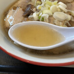 会津喜多方ラーメン 坂新 - 醤油っぽい色味ですが、塩ベースのスープ