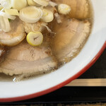 会津喜多方ラーメン 坂新 - 豚バラチャーシューが丼にぐるりと綺麗に盛り付けられています。