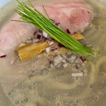 宍道湖しじみ中華蕎麦 琥珀 - レアロースチャーシューにメンマに芽ねぎと刻み紫玉ネギ