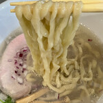 宍道湖しじみ中華蕎麦 琥珀 - モッチモチの手揉み太縮れ麺