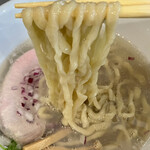 宍道湖しじみ中華蕎麦 琥珀 池袋店 - モッチモチの手揉み太縮れ麺