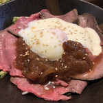 ワインアンドダイニング チェルキオ - 温玉のせローストビーフ丼（ご飯少なめ）