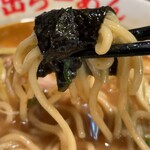 日の出らーめん - 海苔を巻いて