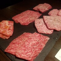 焼肉 じゅん - 6種盛り合わせ　(一人前 3,150円くらい二人前)  左上から時計回り …… カルビ、極上赤身、上ロース、上カルビ、肩芯、ウチハラミ