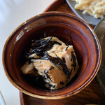 食堂シノノメ - 厚揚げとひじきの煮物