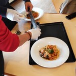 レストラン ラトリエ - 茄子たっぷりのとトマトソース1100円。ペコリーノチーズを直前にたっぷり削っていただけます♬