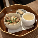 一天張 - かしわご飯と漬物と鶏一番出汁のスープ