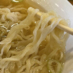 Teuchi Ramen Hayabusa - 細かく縮れた手打ちの平打ち麺はモチチュルな食感