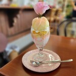 フルーツパーラー角館 さかい屋 - 丸ごと桃だらけパフェ