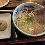 Odoru Udon - かけ温　大盛　玄米おにぎり　たぬき