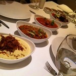 シターラ - カレー4種※奥からポークヴィンダルー、ローガン・ジョッシュ、バイガン・カ・バルタ、サフェド・ラジャスタン・マーンズ