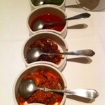 シターラ - 奥からミントチャトニ、トマトチャトニ、スイートマンゴーチャトニ、青マンゴーアチャール