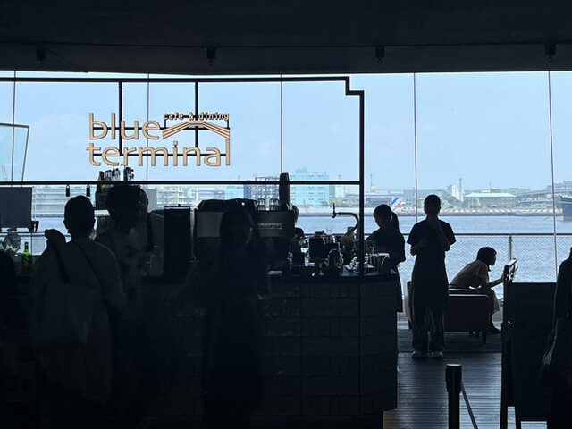 内観写真 : cafe&dining blue terminal - 日本大通り/カフェ | 食べログ