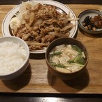 Yo-shoku OKADA - ●鹿児島純粋六白黒豚　生姜焼き定食　特　1,680円
      
      『特』は大盛りなのかな❔、肉質も『特』なのかな❔
      較べてないので判らないけれど
      
      これはとにかく、てんこ盛りな生姜焼きだねえ❕