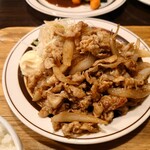 Yo-shoku OKADA - 豚肉は脂身タップリだけど
      脂身の旨味がシッカリとしていて美味しい
      
      昔から肉質にこだわりがあるからねえ❕
      ランチでもとんかつの旨味が凄い
      ❕
      醤油と生姜味で甘味はなく、
      ご飯によく合う美味しい味わい❕