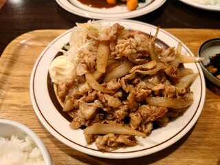 Yo-shoku OKADA - 豚肉は脂身タップリだけど
脂身の旨味がシッカリとしていて美味しい

昔から肉質にこだわりがあるからねえ❕
ランチでもとんかつの旨味が凄い
❕
醤油と生姜味で甘味はなく、
ご飯によく合う美味しい味わい❕