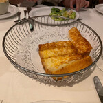 Hy's STEAKHOUSE - チーズブレット(何個か食べてしまいましたが。)