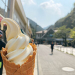 Shiki No Sakura - 山頂から1号路で無事に下山しました(*^^*)
                        ご褒美に、登山口の商店街にある
                        四季の桜さんの
                        バニラソフトクリーム(税込400円)を
                        贈呈致しました♪